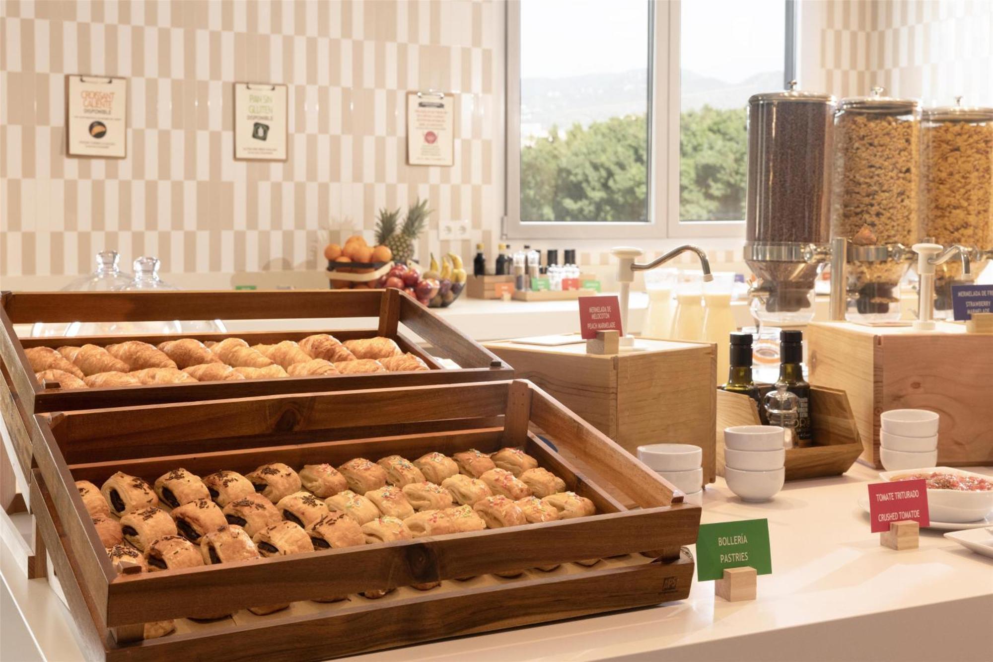 Hampton By Hilton Martiricos Hotel